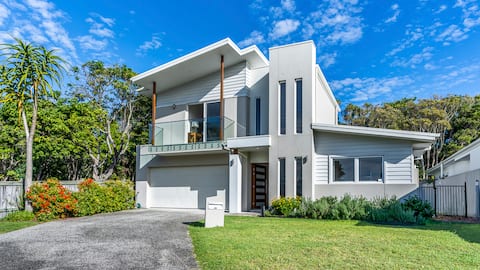 Gone Coastal - Family Getaway + Pool in Casuarina