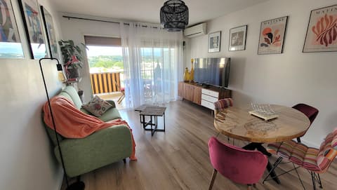 Top performing Airbnb: In Antibes, bright, quiet, warm apartment in Antibes