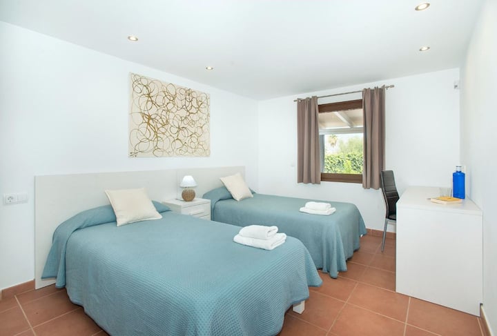 Kati përdhes - Dhoma e gjumit: 2 krevate tek, (ventilator)