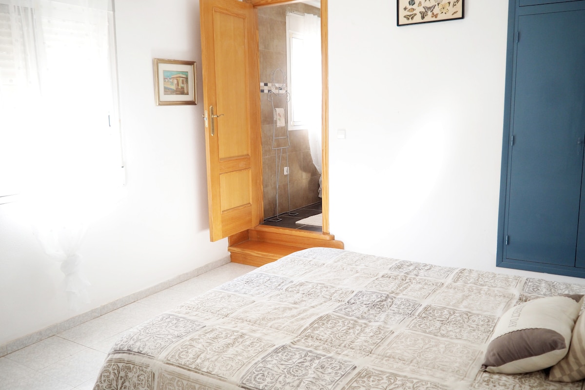 Dormitorio en la planta baja con baño en suite con ducha. Es espacioso y luminoso.