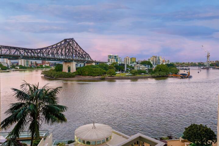 Superb! 2Bed, 2Bath, 1Car, VIEWS ~ CBD