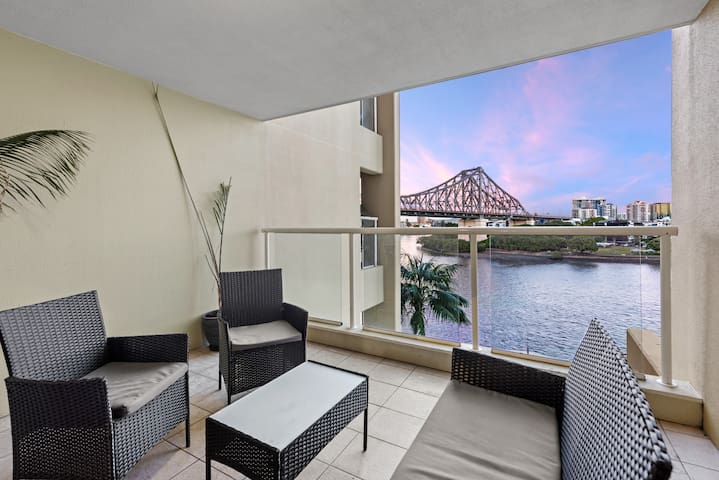 Superb! 2Bed, 2Bath, 1Car, VIEWS ~ CBD gallery image 2