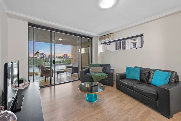 Superb! 2Bed, 2Bath, 1Car, VIEWS ~ CBD gallery image 3
