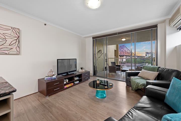 Superb! 2Bed, 2Bath, 1Car, VIEWS ~ CBD gallery image 4