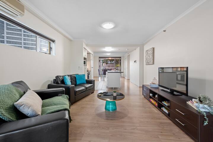 Superb! 2Bed, 2Bath, 1Car, VIEWS ~ CBD gallery image 5