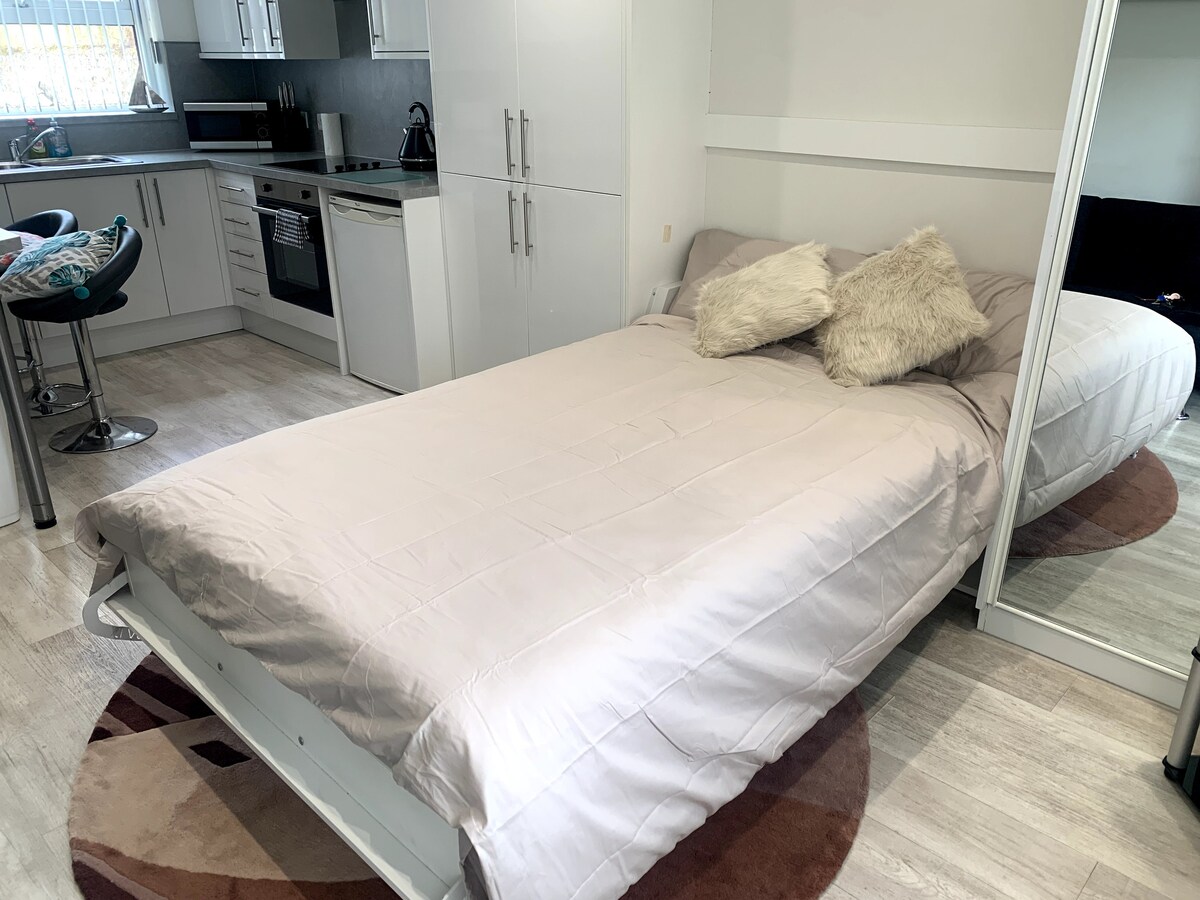 下拉床整齐地折叠起来（保持床单下方）。 带顶棚的羽绒被和枕头都在左侧的橱柜里，有些房客喜欢放下床，有些房客更喜欢有额外的空间。 这是一个4英尺的双人床。