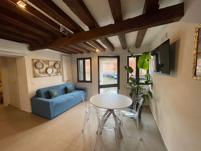 Ca’Leoncino- waterfront flat
