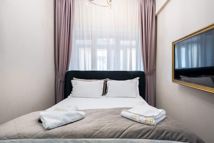 Rust lekker uit in een knus kingsize bed met schoon beddengoed, verduisteringsgordijnen en zachte verlichting.