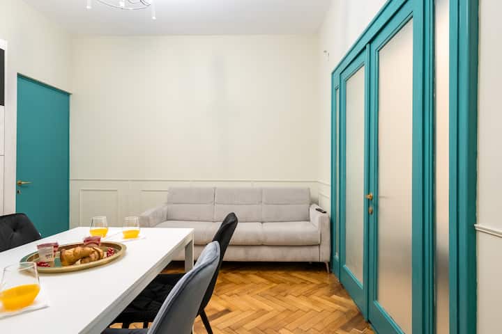 Ruime woonkamer met een comfortabele bank, Smart TV en natuurlijk licht – perfect om te ontspannen na een dagje uit.