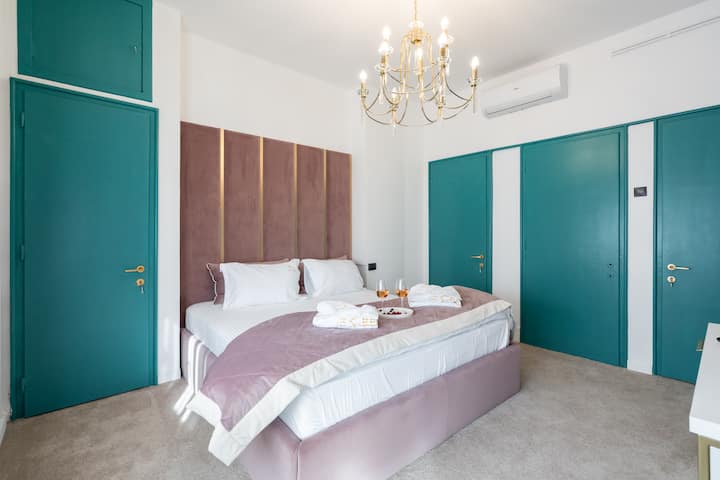 Rust lekker uit in een knus kingsize bed met schoon beddengoed, verduisteringsgordijnen en zachte verlichting.