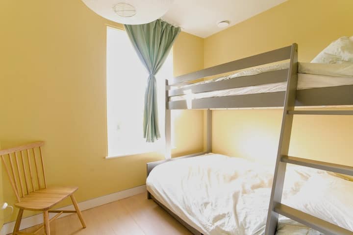 ห้องนอน 4 - เตียงสองชั้นชั้นบนพร้อมเตียงเดี่ยวเหนือเตียงคู่