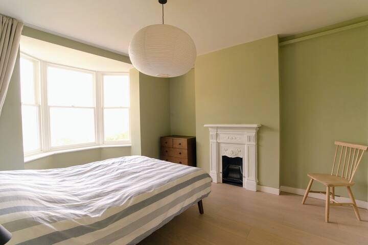 ห้องนอน 2 - ห้องนอนใหญ่ชั้นบนเตียงขนาดคิงไซส์และวิวที่น่าทึ่งของปากแม่น้ำเอวอนและบันทาม