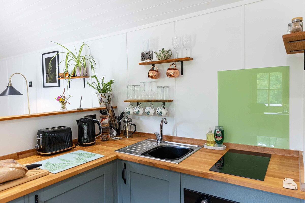 Top performing Airbnb: Fern · Cosy Romantic Dog-Friendly Cabin · Devon in Torridge