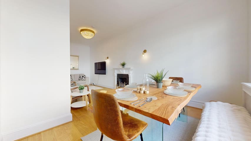 -Air Con- Prime Location: Prince’s Gate Mews!