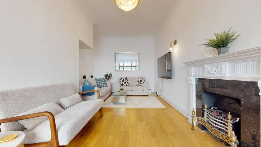 -Air Con- Prime Location: Prince’s Gate Mews! gallery image 4