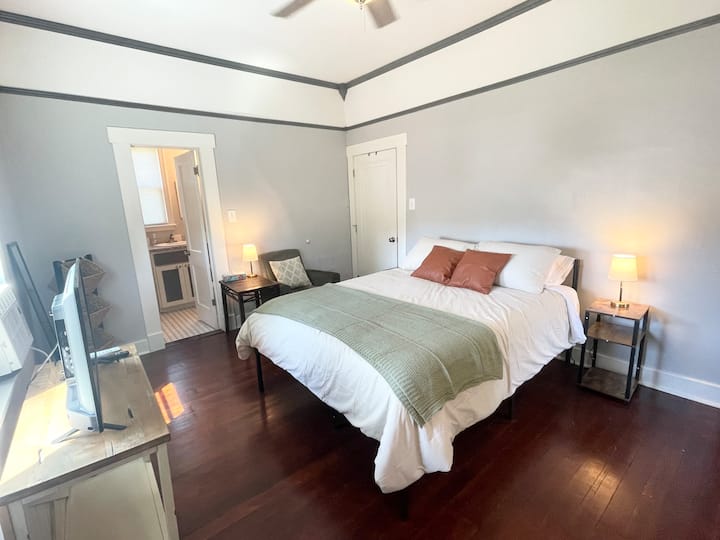 Travel Nurses, Budget Friendly, Quiet Building - Des Moines, IA