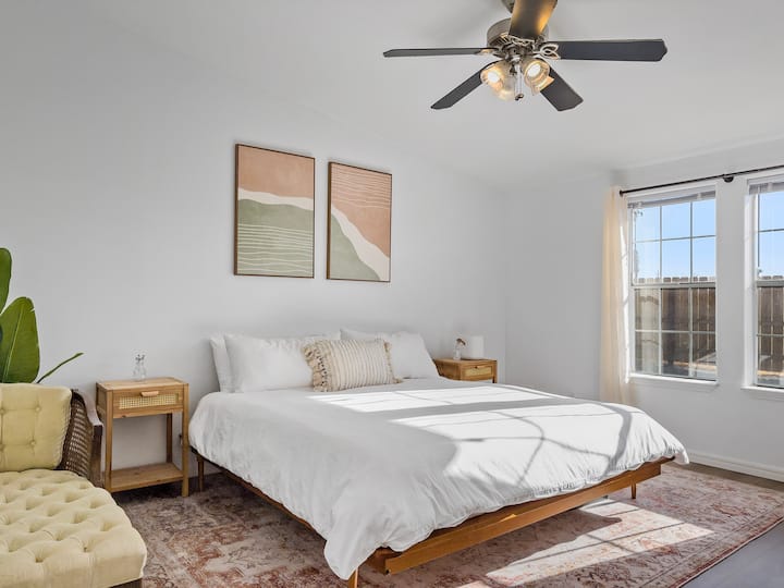 Amka ukiwa umeburudishwa katika chumba chetu cha kulala chenye hewa safi, ukiwa umeoga kwa mwanga laini, wa asili. Kukiwa na mapambo tulivu na mandhari ya jangwa, sehemu hii inatoa mapumziko ya amani kwa ajili ya usingizi wa usiku wenye utulivu baada ya kutembea katika Hifadhi ya Taifa ya Joshua Tree. 