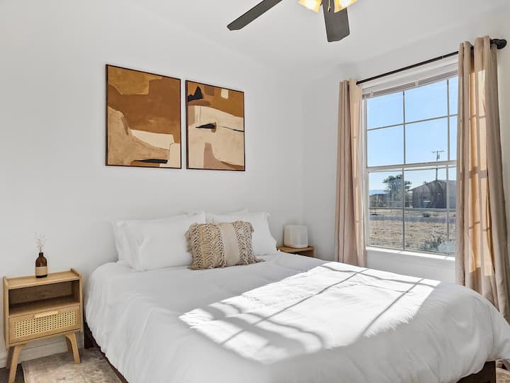 Nyumba hii ndogo ya kisasa inachanganya uzuri wa jangwa na starehe ya hali ya juu, na kuunda oasis kamili kwa ajili ya mapumziko na jasura. 