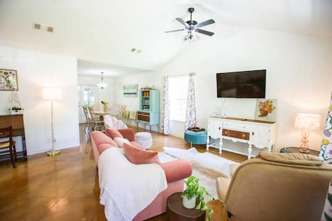 Successful Airbnb property: Lady Bird Cottage Retreat in Austin Suburbs