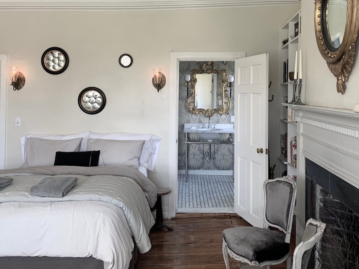 Library bedroom with 1 queen and 2 twin beds