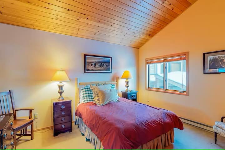 Dhomë gjumi në katin e sipërm, e bollshme me krevat dopio "queen" dhe banjë përballë korridorit 