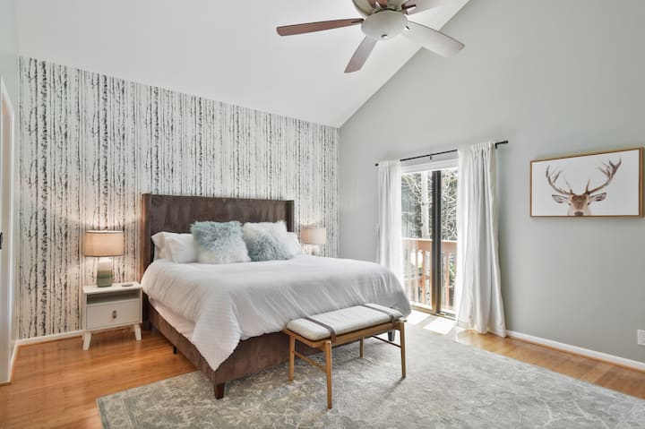 Glavna spavaća soba s bračnim krevetom