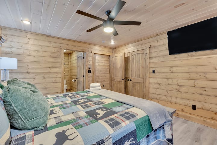 With high-quality linens and a plush mattress, it will offer a lovely relaxation oasis to keep you rested.