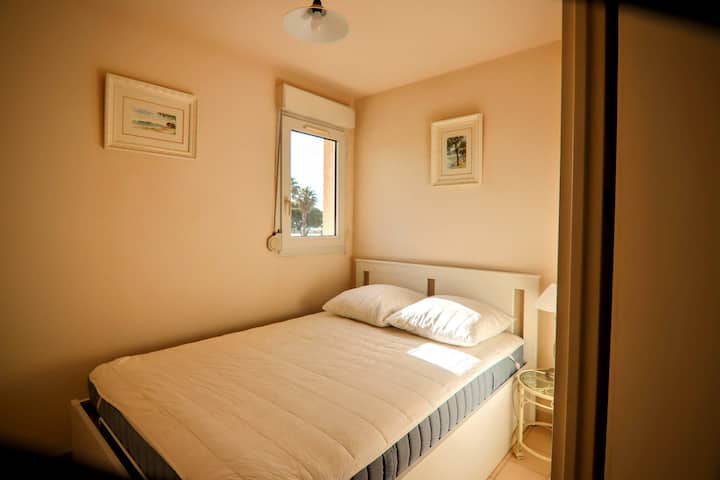 Спална соба 1 - брачен кревет (широк 140 x 200 см)