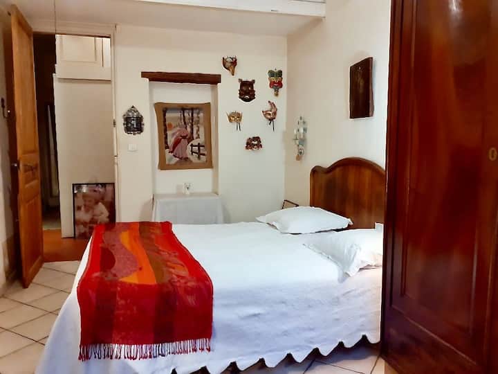 spavaća soba s ormarom, stolom i stolcem. Otvara se izravno u kupaonicu.