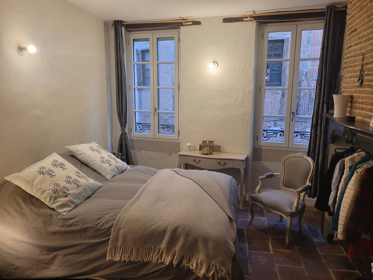 الأرضية مصنوعة من بلاط الأرض المخبوز الأصلي. النافذة على اليسار مجهزة بناموسية، ممتعة للغاية في ليالي الصيف. تفتح غرفة النوم على حمام خاص. المرحاض في الطابق الأرضي أو الطابق الثاني. سرير بحجم كوين
