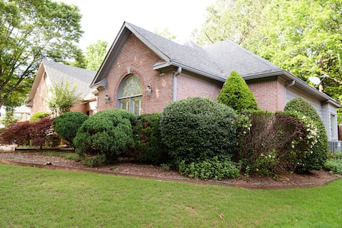 Charming 2-Bedrooms Retreat