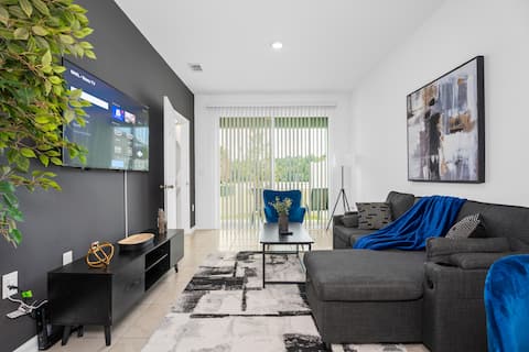 Popular Airbnb listing: Luxe 2BR Townhome | Close to Beach. in Baymeadows