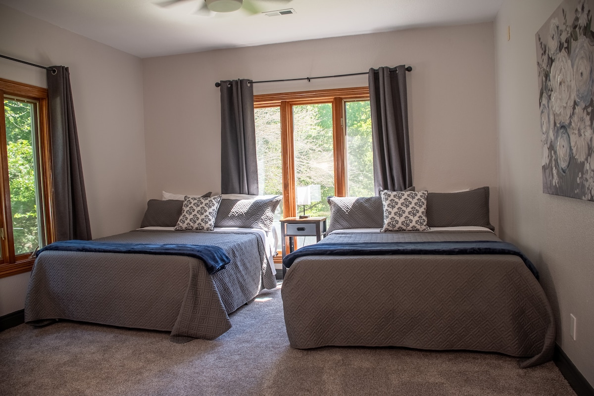 2 מיטות קווין סייז, מנורת לילה עם יציאות טעינה, שולחן כתיבה, אחסון בארון ו -2 מתלים למזוודות.