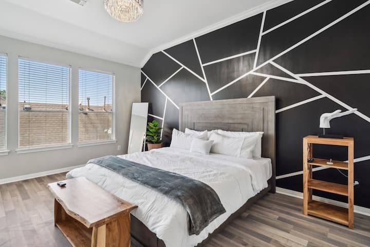 მთავარი საძინებელი მდებარეობს მესამე სართულზე და ელეგანტური, თანამედროვე განტვირთვის ადგილია. საძინებელში არის გამორჩეული შავი კედელი, დიდი ორადგილიანი საწოლი და 65‑დუიმიანი LG Smart TV. 






