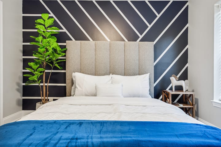 Პირველ საძინებელში, რომელიც პირველ სართულზე მდებარეობს, განთავსებულია დედოფლის ზომის საწოლი და დამამშვიდებელი ატმოსფერო, რომელიც მიზნად ისახავს ფოკუსისა და დასვენების გაუმჯობესებას.