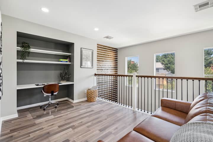 Როცა დამუხტვის დრო მოვა, დაისვენეთ ჩვენი ორი მყუდრო საძინებლიდან ერთ-ერთში ან მესამე სართულზე მდებარე ღია ლოფტში, რომელიც გთავაზობთ კომფორტულ დივანს, რომელიც გადაიქცევა დედოფლის ზომის საწოლად. 