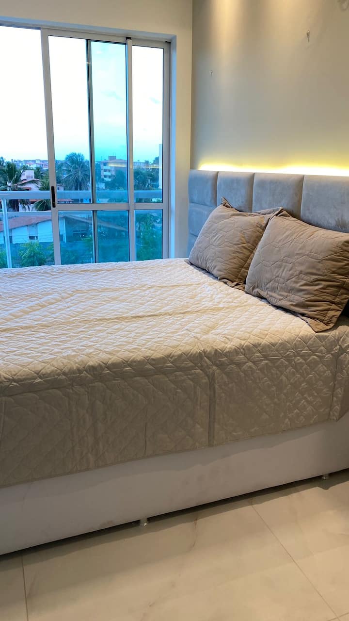 Master Suite Koronneo. Исклучително удобен брачен кревет (широк 150-179 см). Достапни се паметен телевизор 42", поделен клима уред и вентилатор.