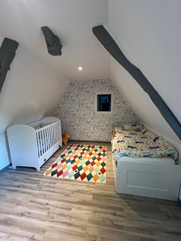 Chambre ludique et colorée, pensée pour le confort des plus petits.