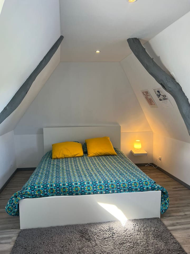 Petit cocon lumineux pour se détendre après une journée d’exploration.