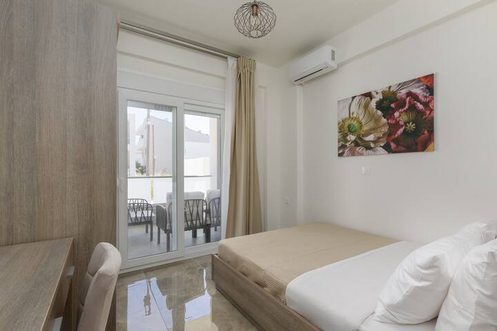 Spavaća soba s bračnim krevetom