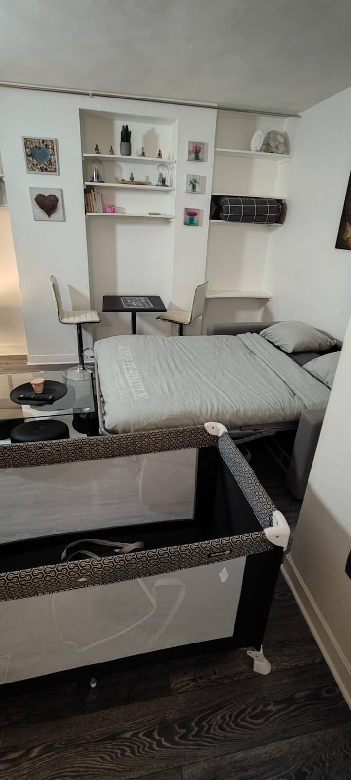 โซฟาเปลี่ยนเป็นเตียงคู่ได้นอกจากนี้ยังมีเตียงเด็กอ่อนสำหรับคู่รักที่มีเด็กทารก