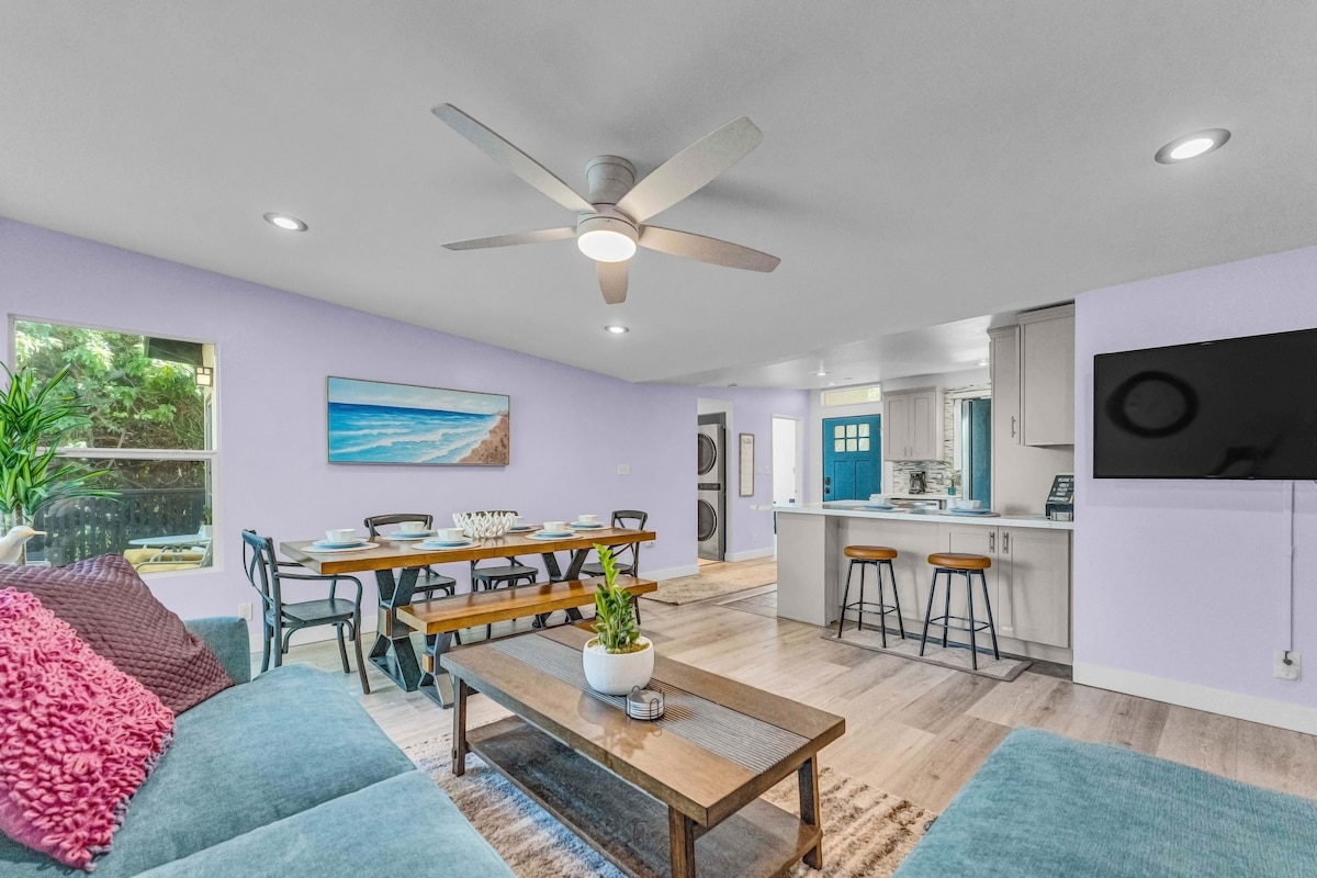 Огромен L - образен диван, който ще ви утеши след дълъг ден на проучване, докато включите любимия си филм.