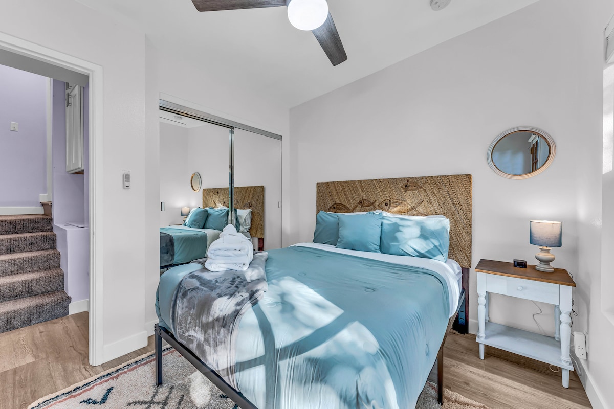 самостоятелна спалня на по - ниско ниво с морска плажна тематика