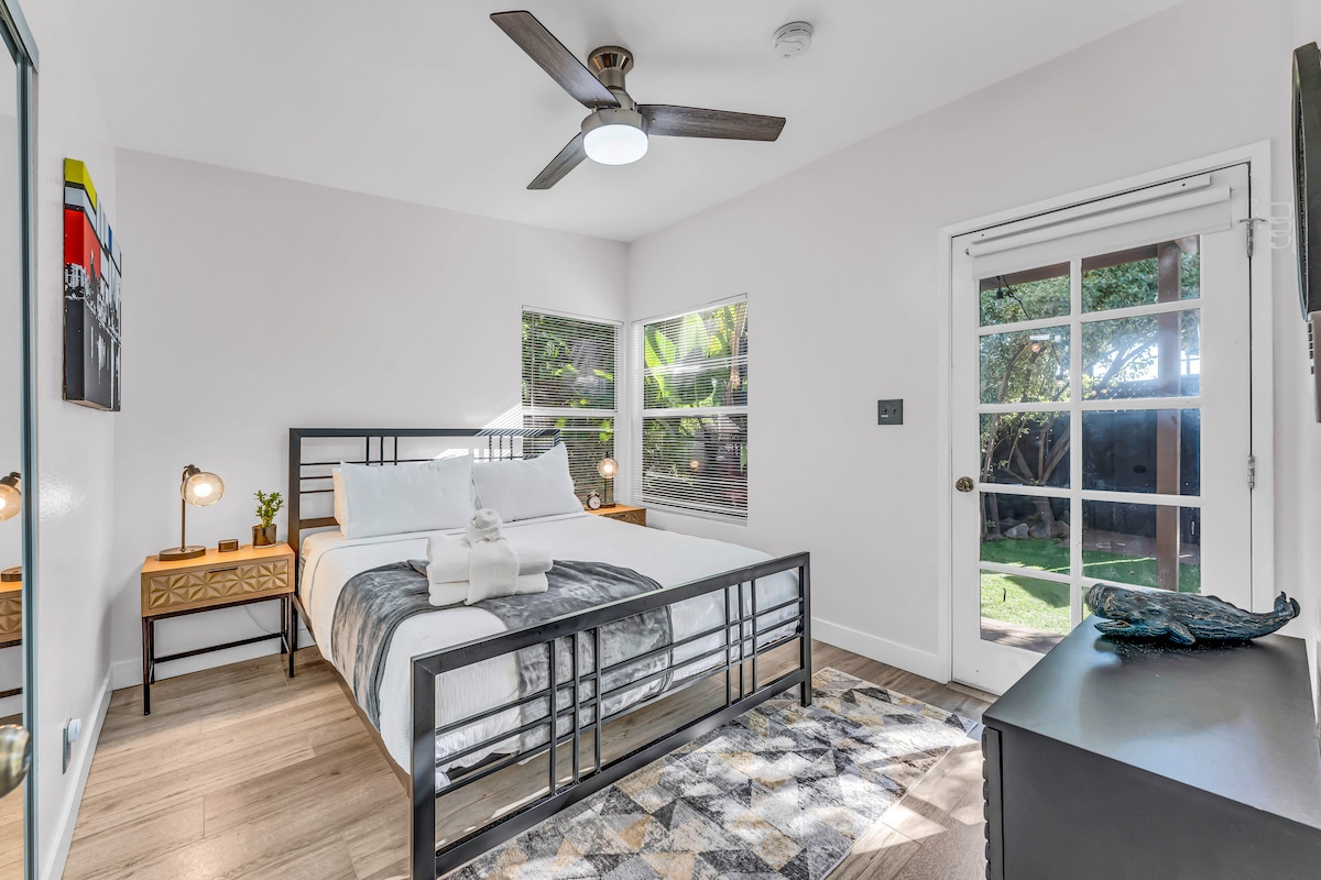 Предна спалня с двойно легло и отделен вход към двора. 