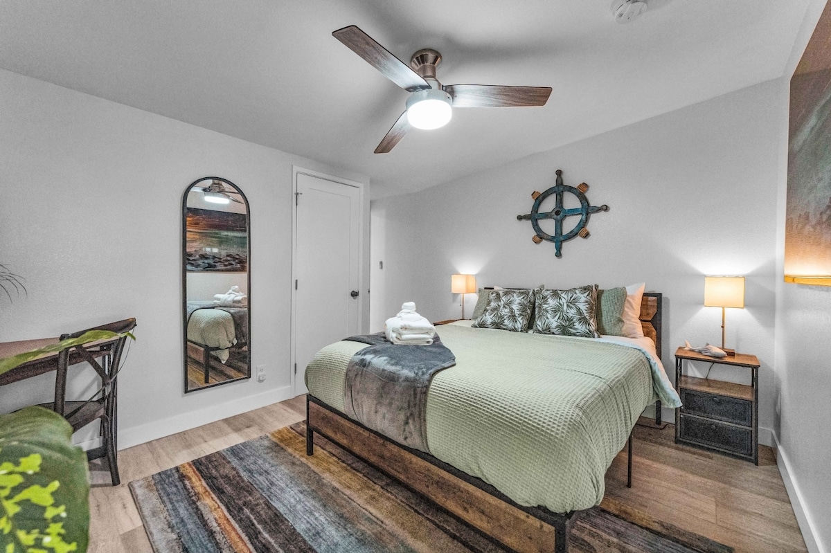 Основна спалня със специално работно пространство, което е стилно декорирано. Пазачите на плажа се съхраняват в килера. Самостоятелен балкон до спалнята.