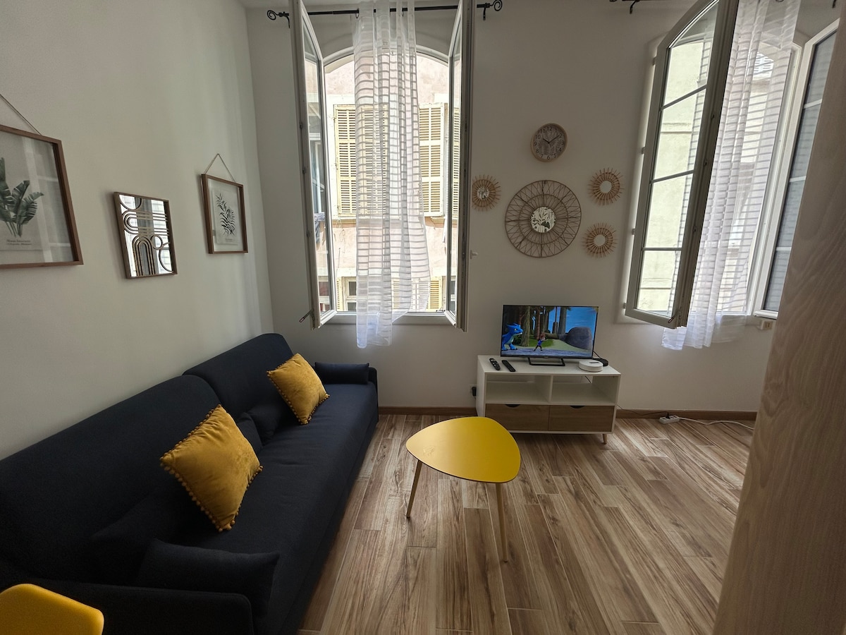 Top performing Airbnb: Hyper center 2 steps from Old Port, a real equipped cocoon in Marseille 1er Arrondissement