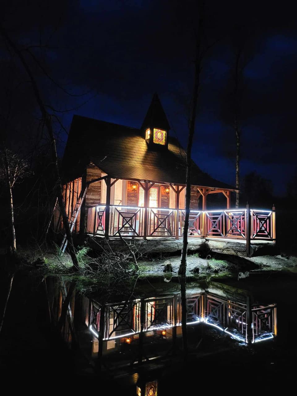 A cabin on its own island in a pond, Sury-aux-Bois, Loiret, France, photo 3 of 10
