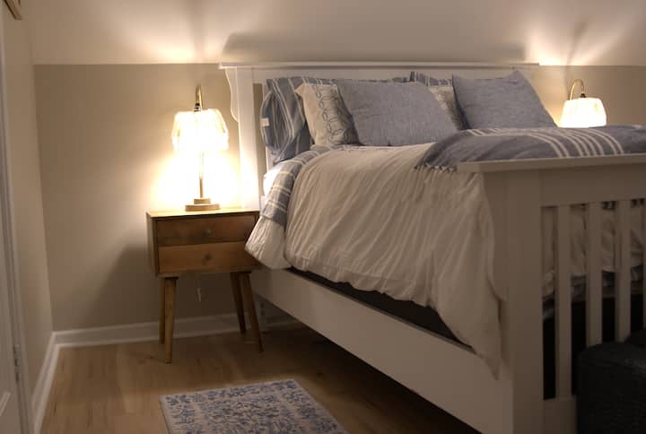 Een van de twee slaapkamers op de bovenverdieping, queensize bed, dressoir en kast.