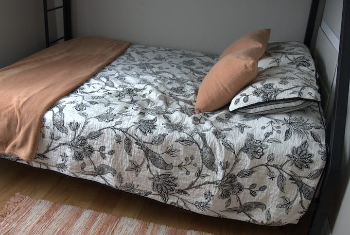 Slaapkamer op de begane grond. Beneden queensize bed, bovenste stapelbed met twee eenpersoonsbedden, met grote kast en tv.