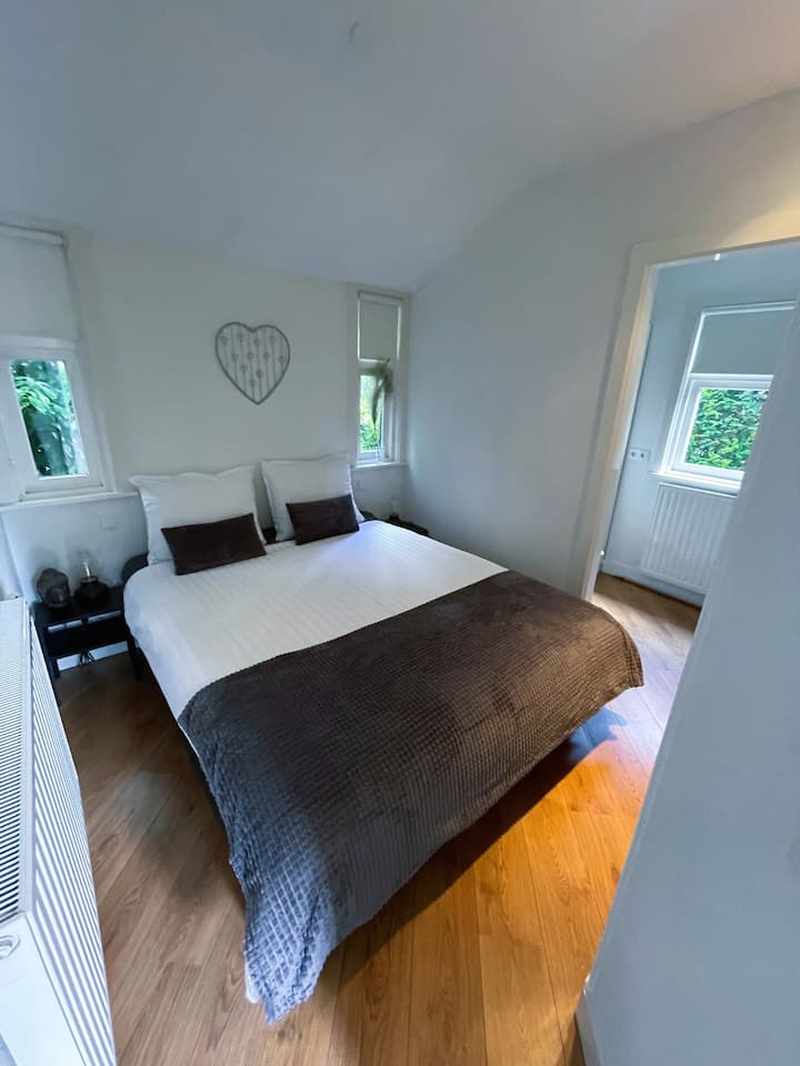 חדר שינה ראשי עם תריסי האפלה, מיטה נוחה וארון גדול